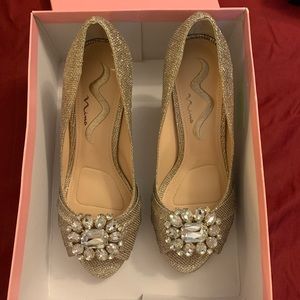 BNIB Nina Cleonia Jeweled Peeptoe Pumps.